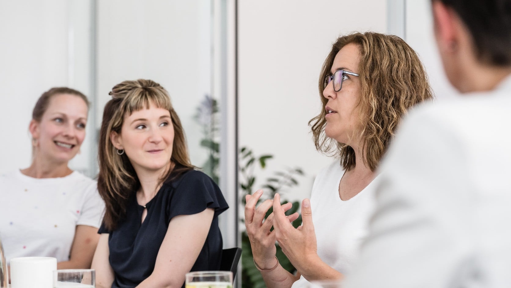 Austausch im großen Kreis Frauen im gemeinsamen Austausch während eines Leadership-Gruppenformats.