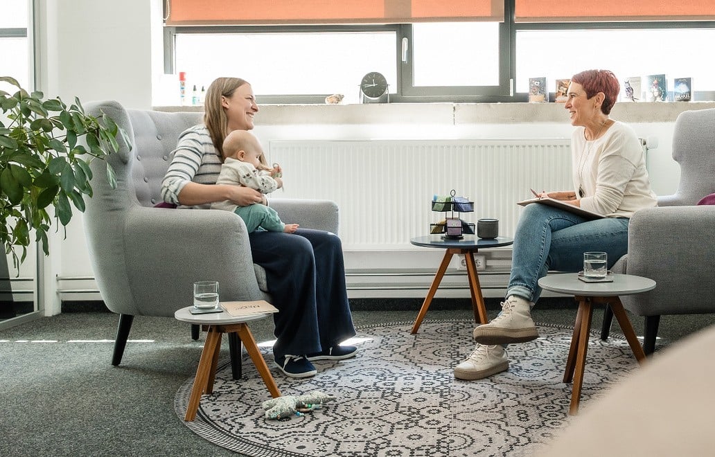 Einzelcoaching mit Nadine Pötz, während die Klientin ihr Baby bei sich hat.