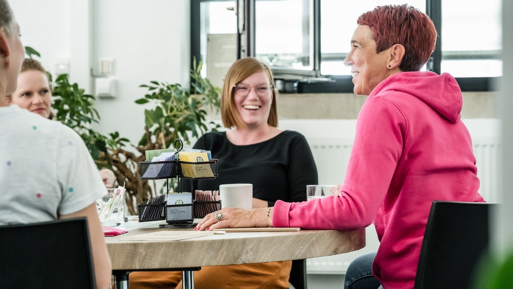 Nadine Pötz im Teamgespräch Nadine Pötz im Austausch mit mehreren Personen während eines Teamcoachings.